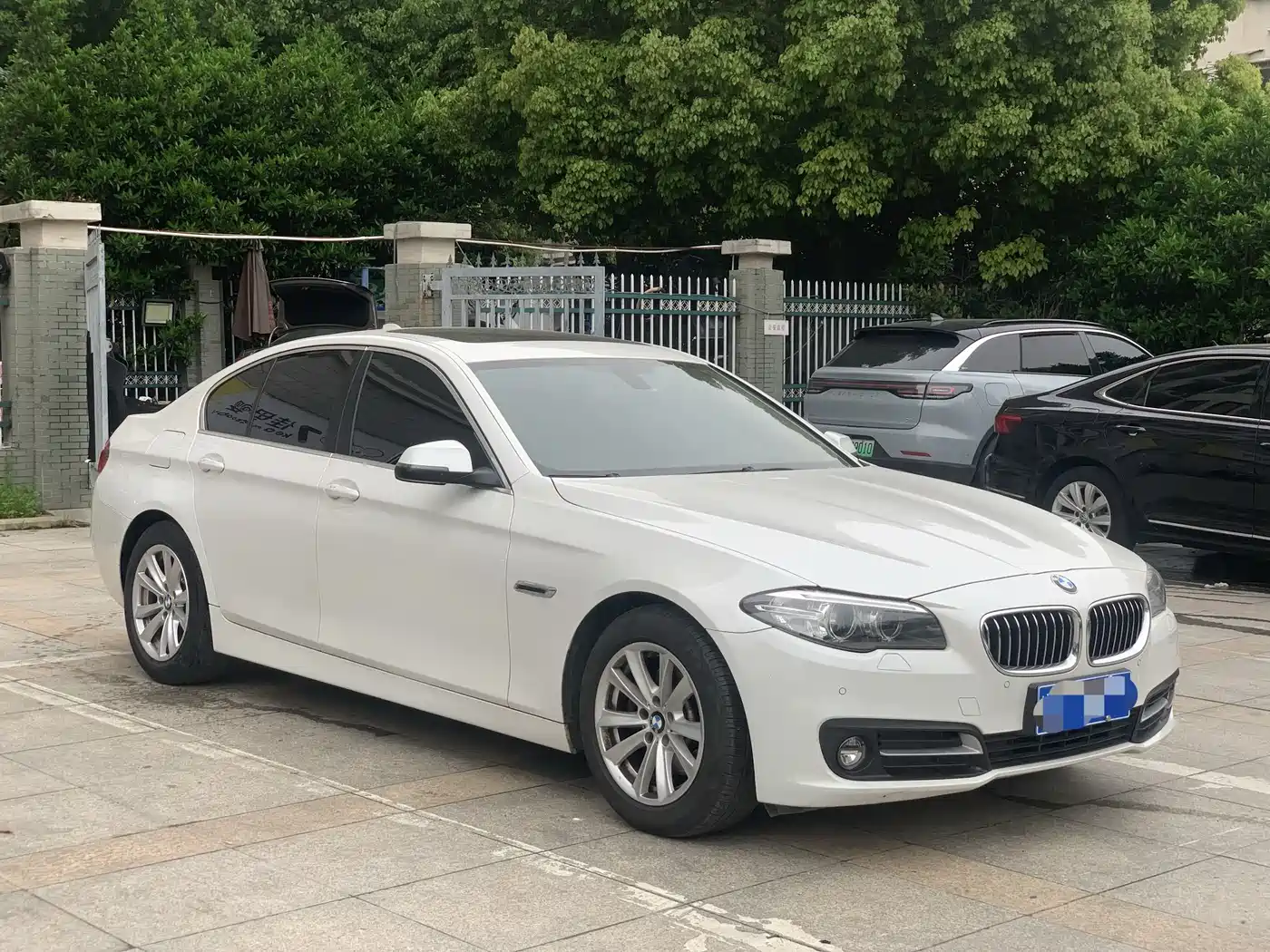BMW 5 Series (Import) 2014 520i Classic фото 2