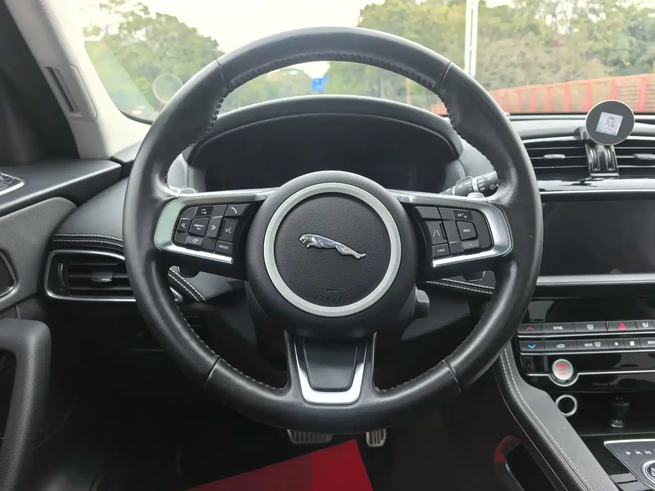 Jaguar F-PACE 2020 2.0T R-Dynamic SE фото 9