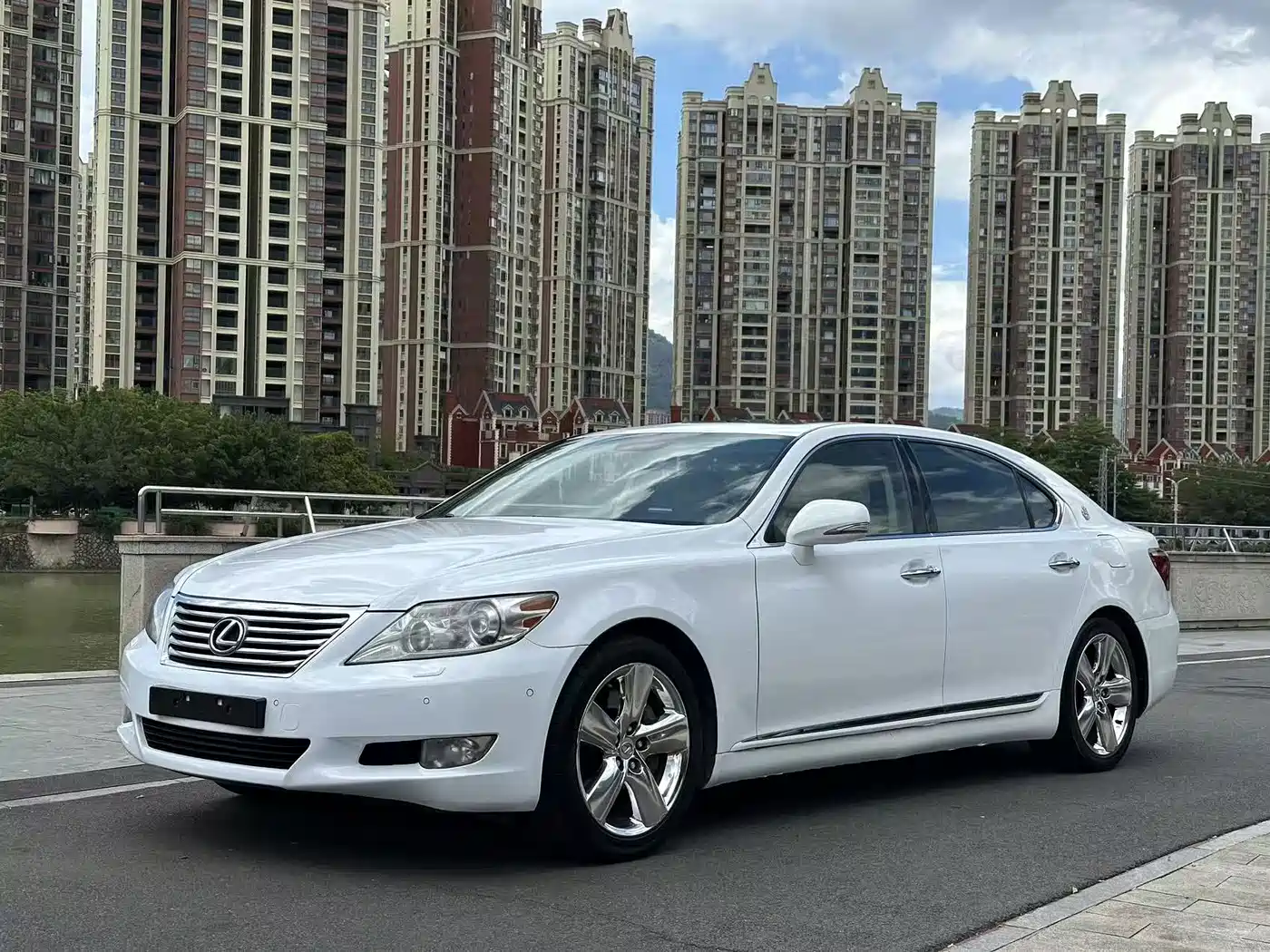 Photo 1 - Lexus LS