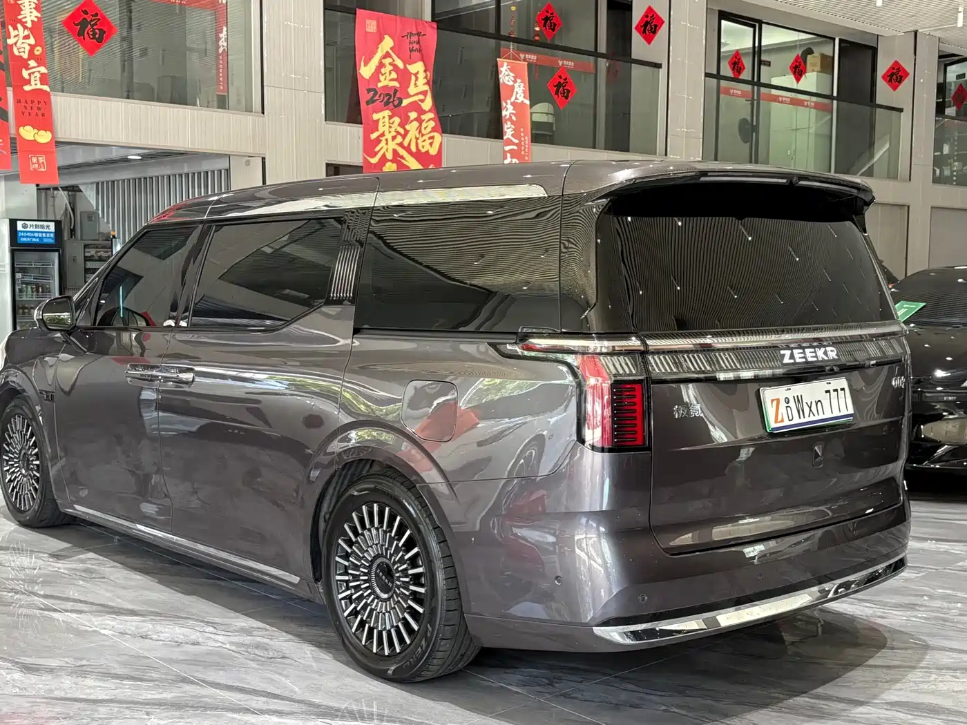 ZEEKR 009 2025 2024 6-seat Executive AWD 108kWh
