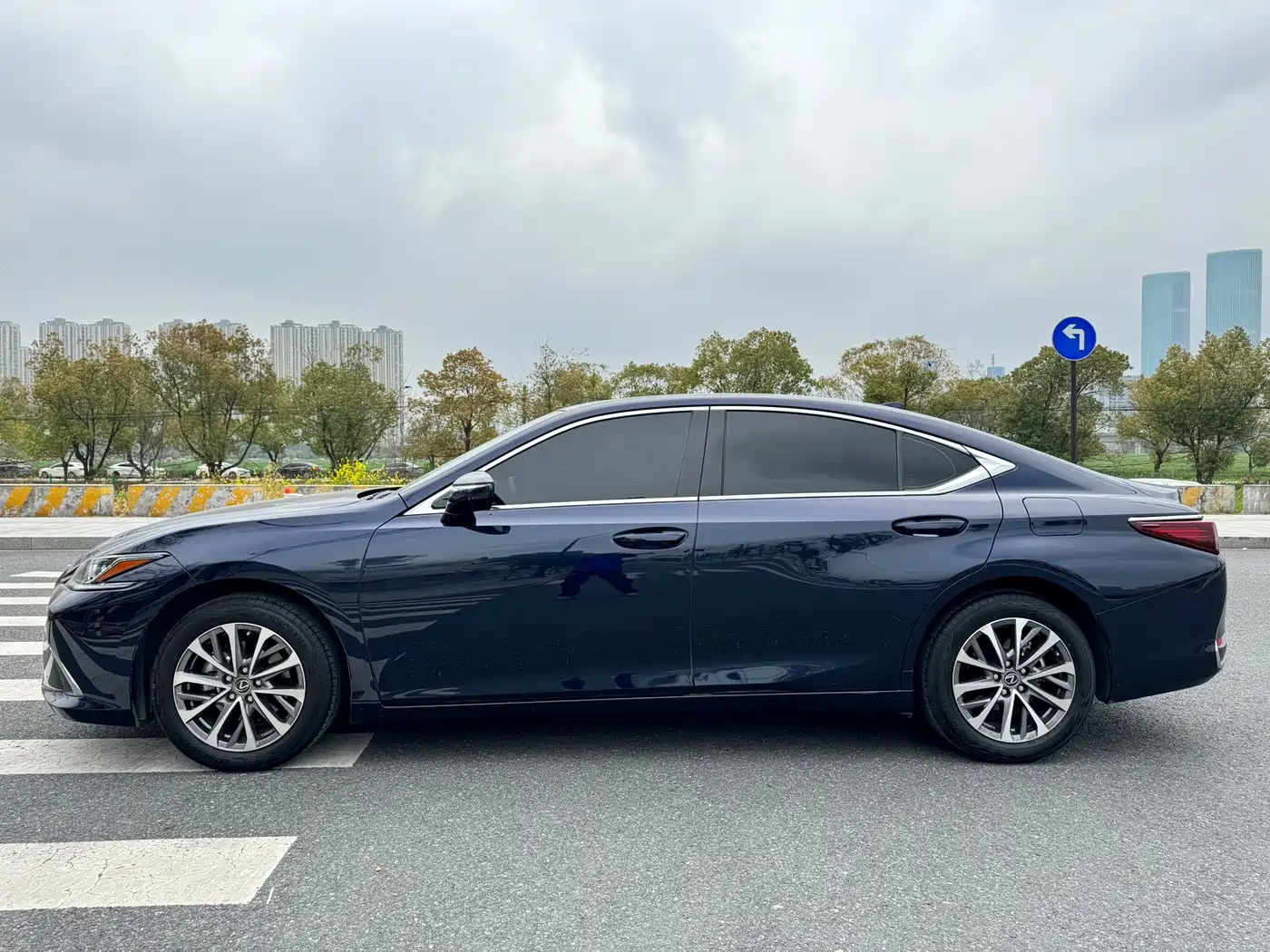 Lexus ES 2023 200 Excellence Edition фото 7