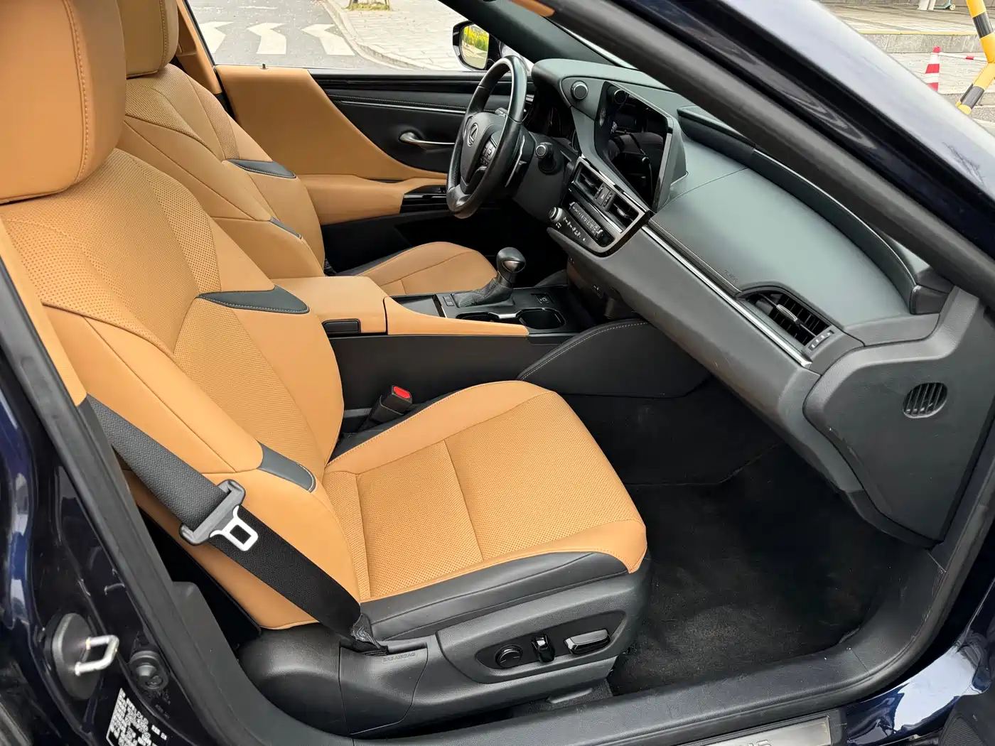 Lexus ES 2023 200 Excellence Edition фото 14