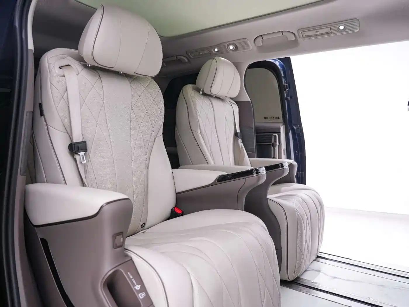 Denza D9 2022 DM-i 970 All-Wheel Drive Honor Edition фото 26