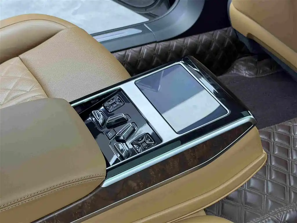 Фото 11 - Audi A8