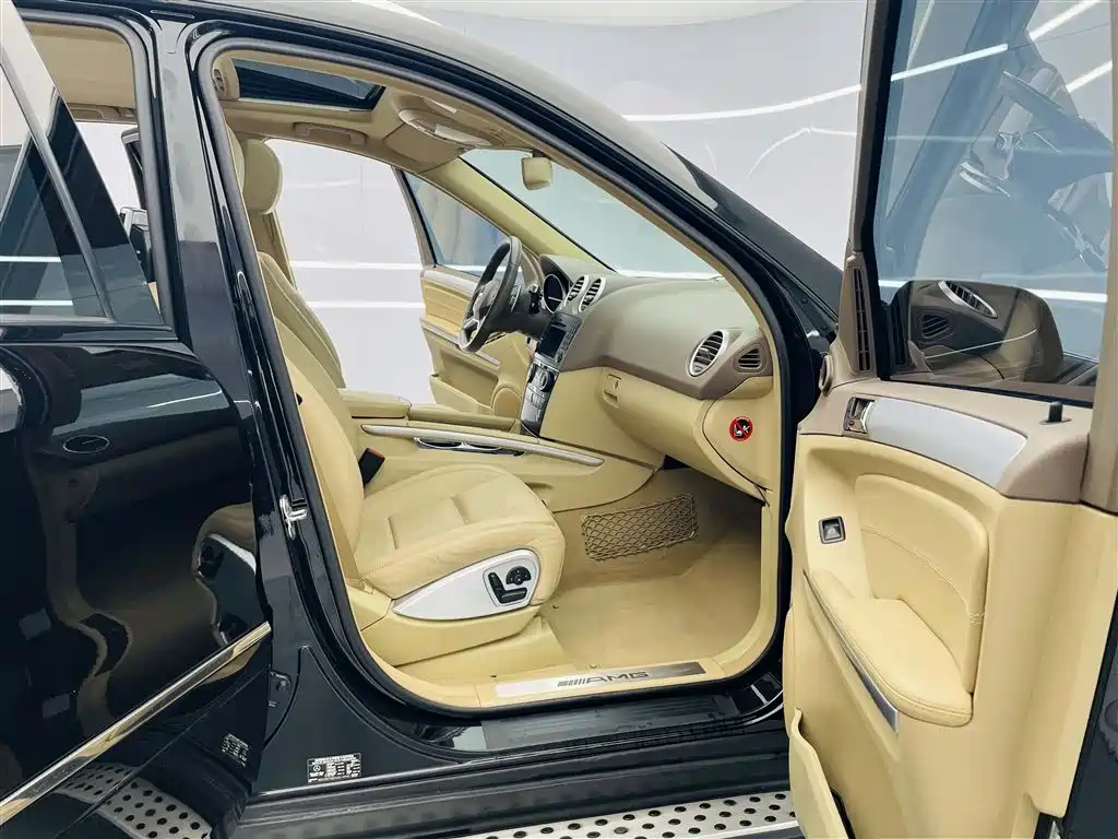 Mercedes-Benz M-Class AMG 2011 AMG ML 63 фото 22