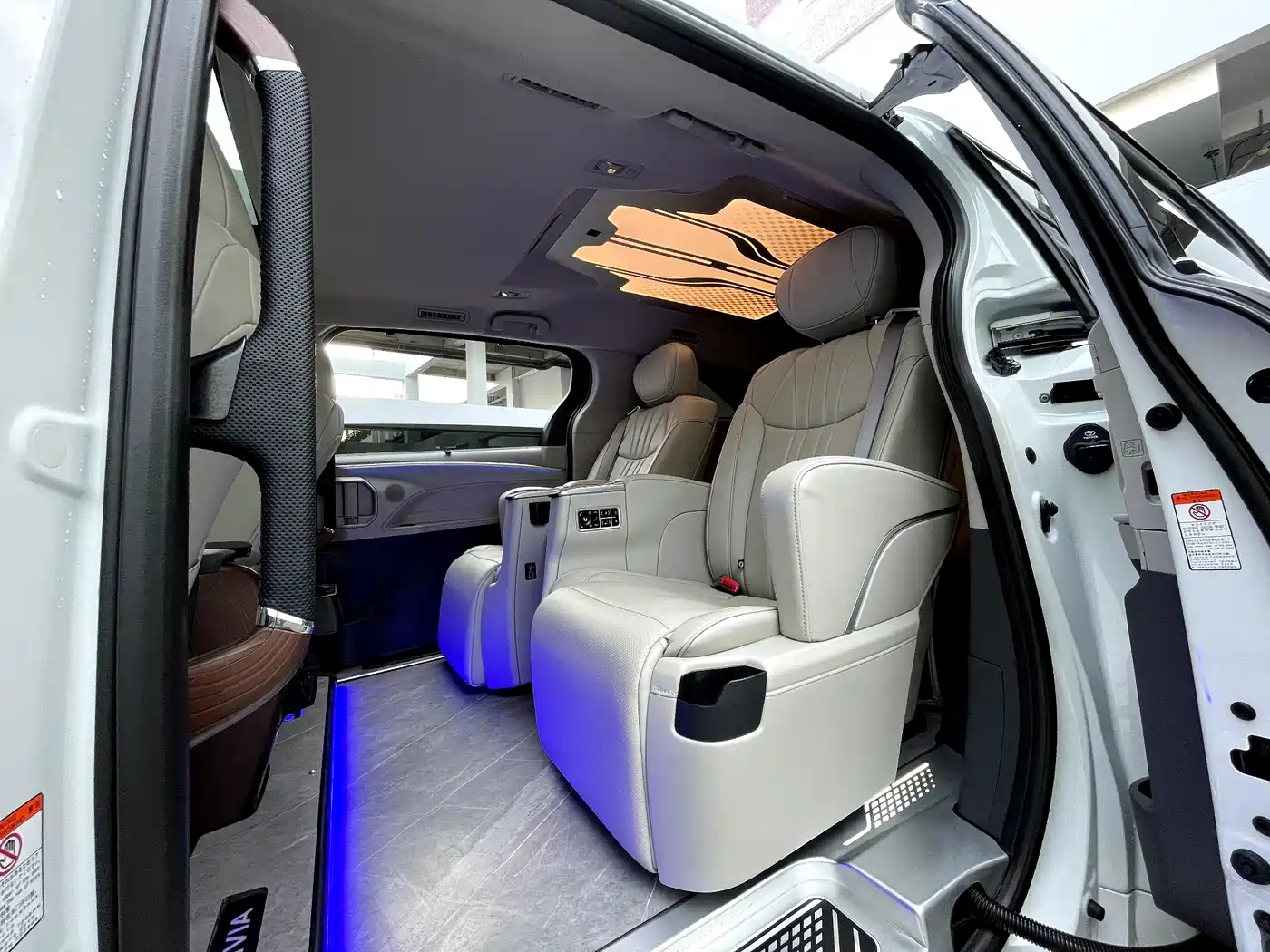 Toyota Granvia 2024 2.5L Hybrid Comfort фото 8