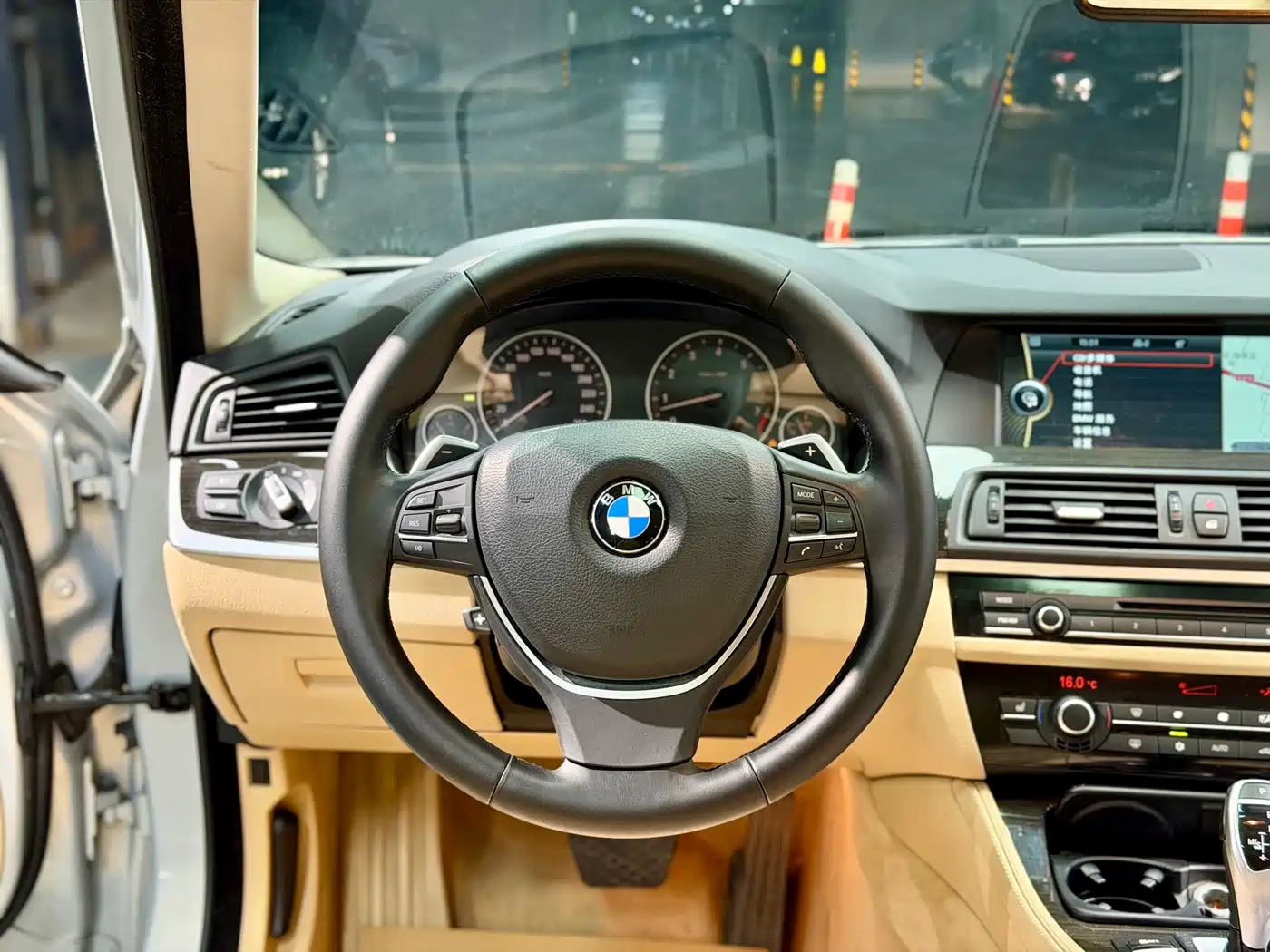 BMW 5 Series 2011 535Li Leading фото 15