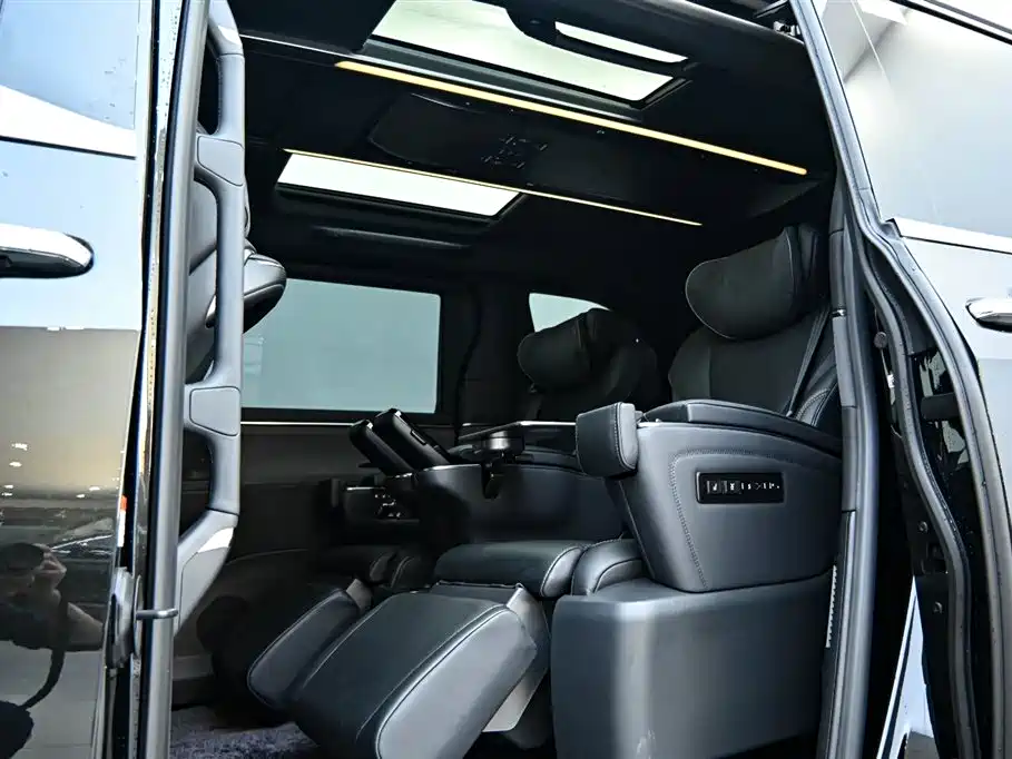 Lexus LM 2023 500h 6-Seater Prestige Edition фото 13