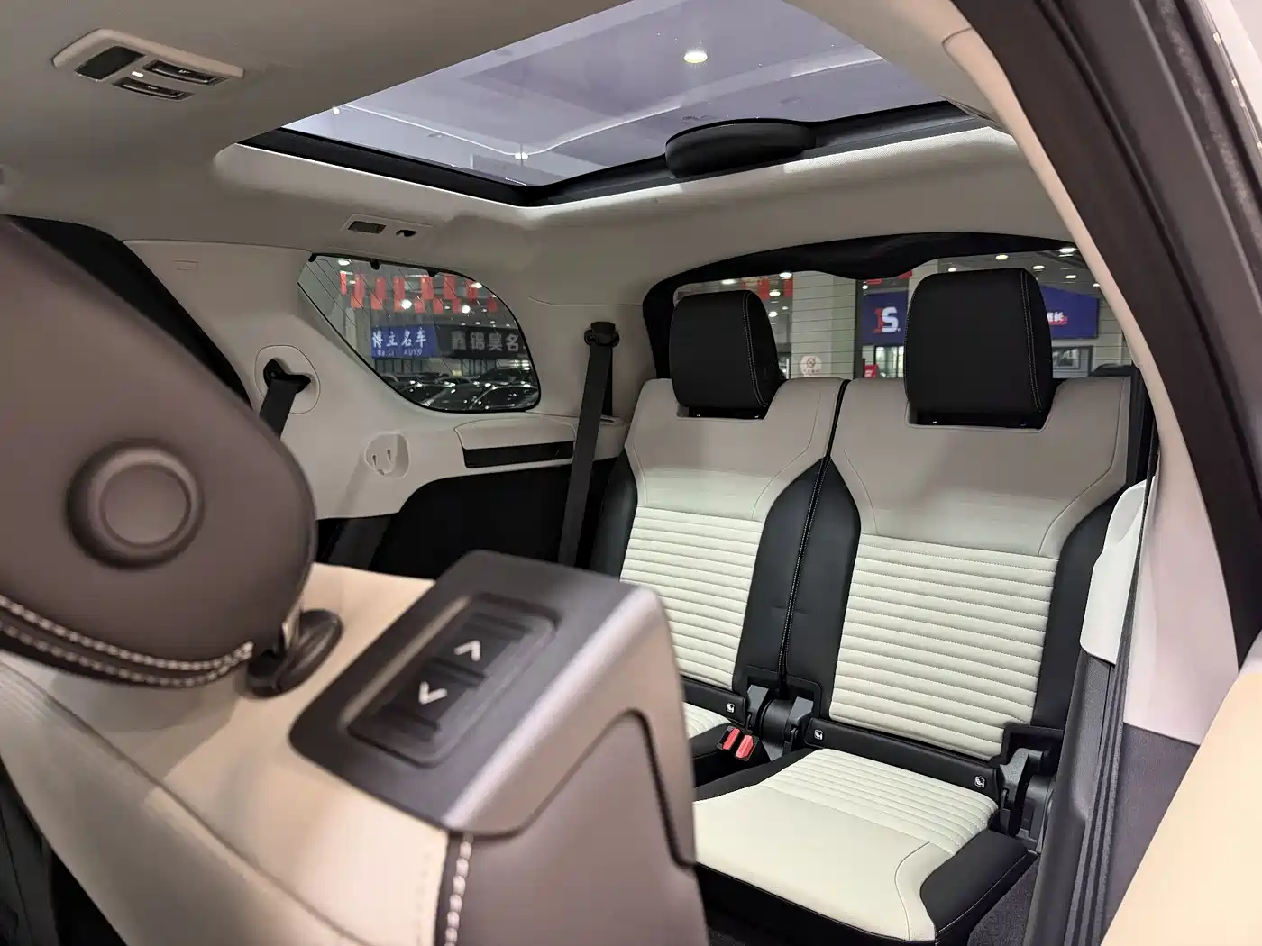 Land Rover Discovery 2024 360PS Dynamic SE фото 33
