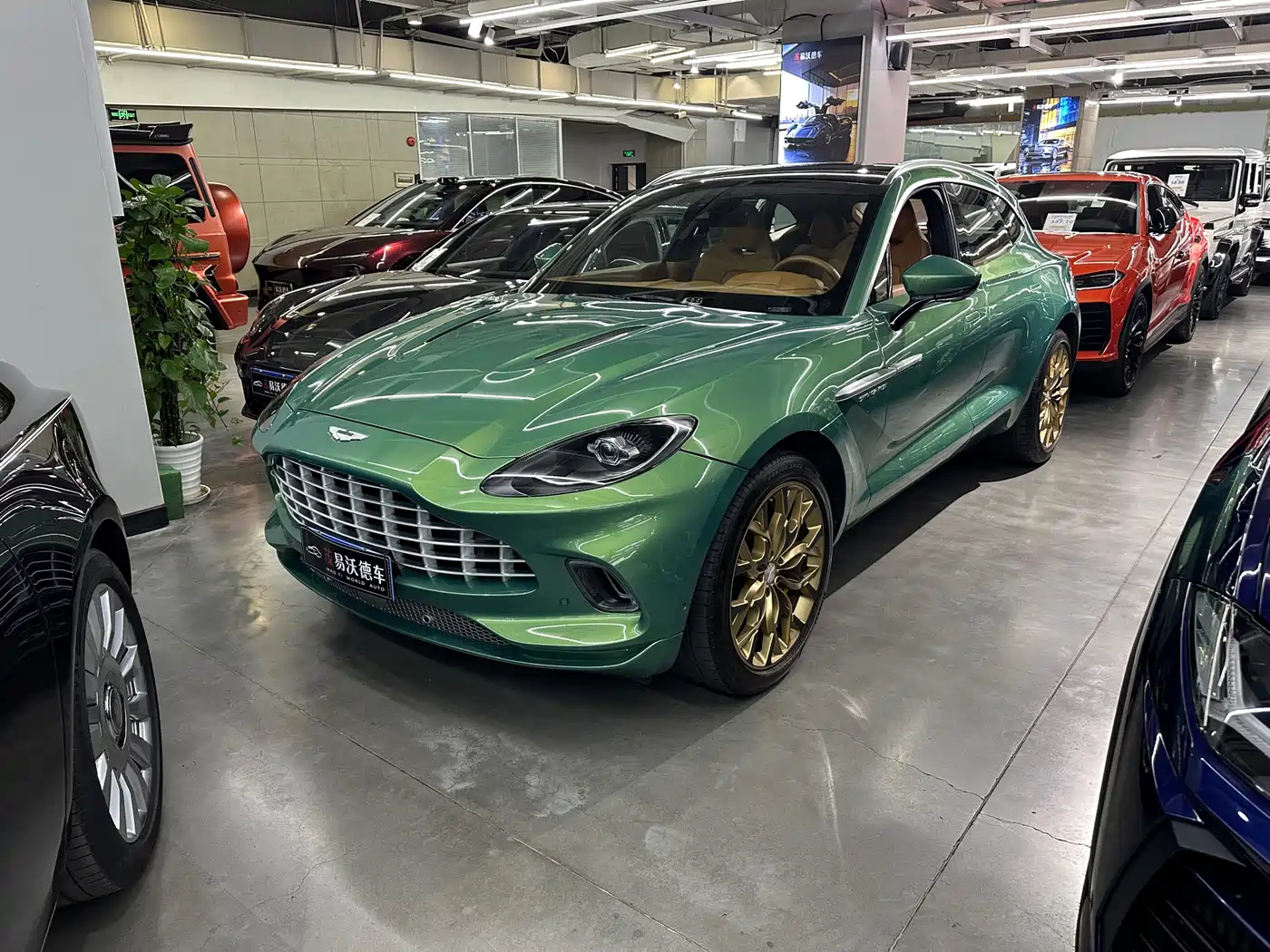 Aston Martin DBX 2023 2023 3.0T STRAIGHT-SIX
