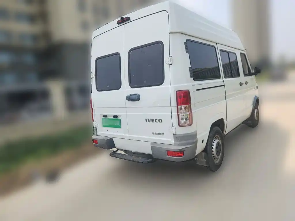 Iveco Daily 2020 2020 Model 2.5T A35 Bus Single-Tire Medium Roof 5-9 Seats China V