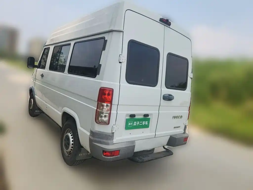 Iveco Daily 2020 2020 Model 2.5T A35 Bus Single-Tire Medium Roof 5-9 Seats China V