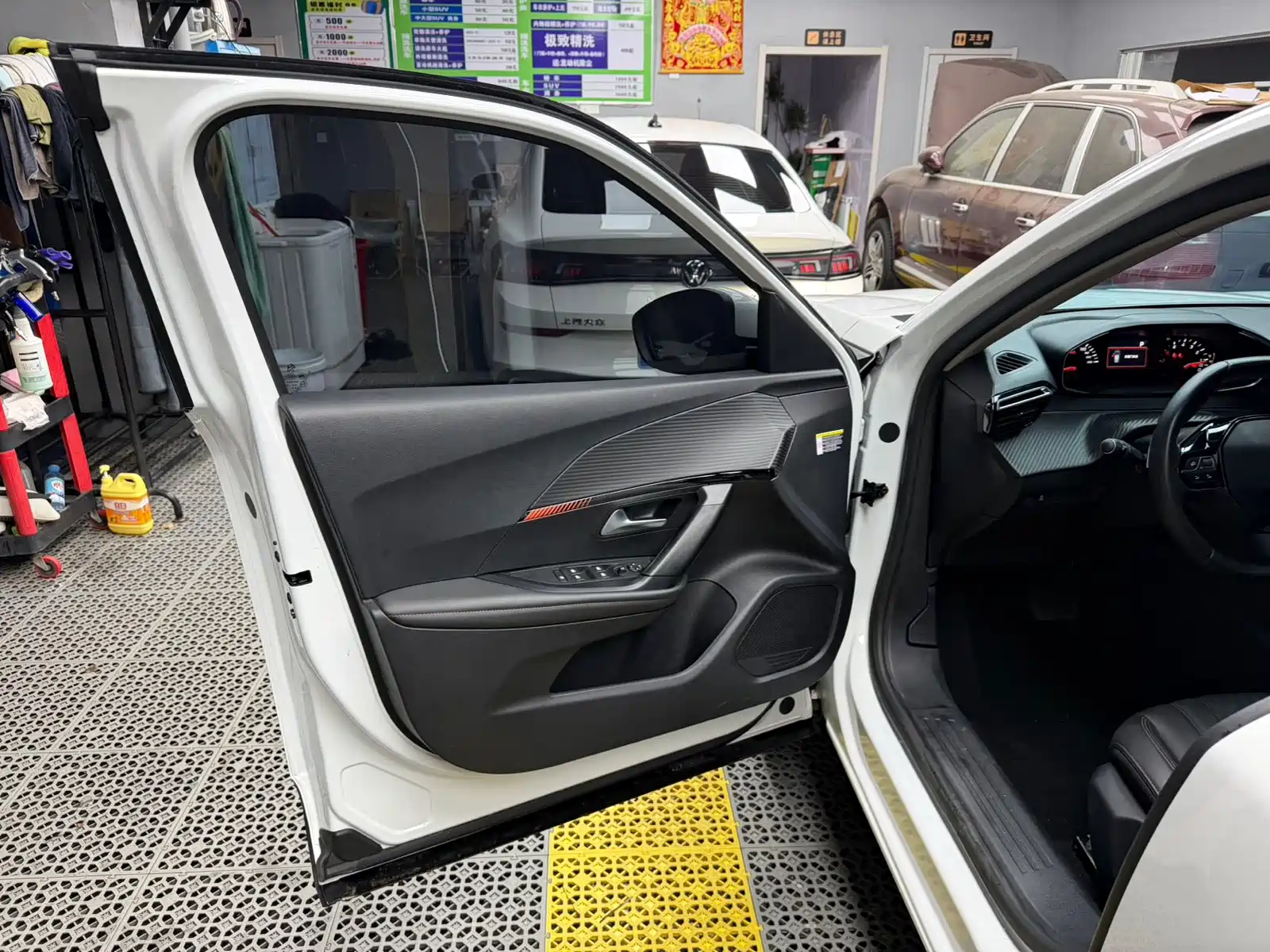Photo 16 - Peugeot 2008