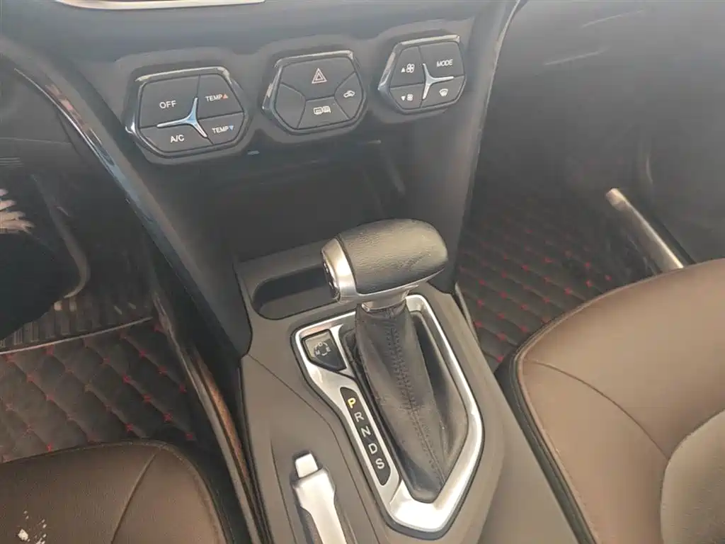 GAC Trumpchi Trumpchi GS4 2015 200T G-DCT Luxury Edition фото 10