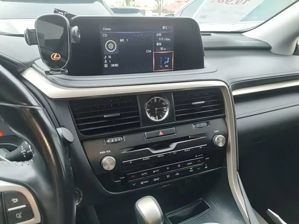 Фото 13 - Lexus RX