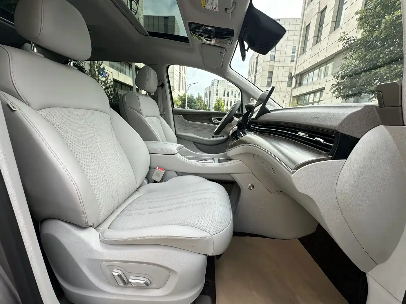 Roewe iMAX8 EV 2024 2025 1.5T DMH Land Luxury Edition