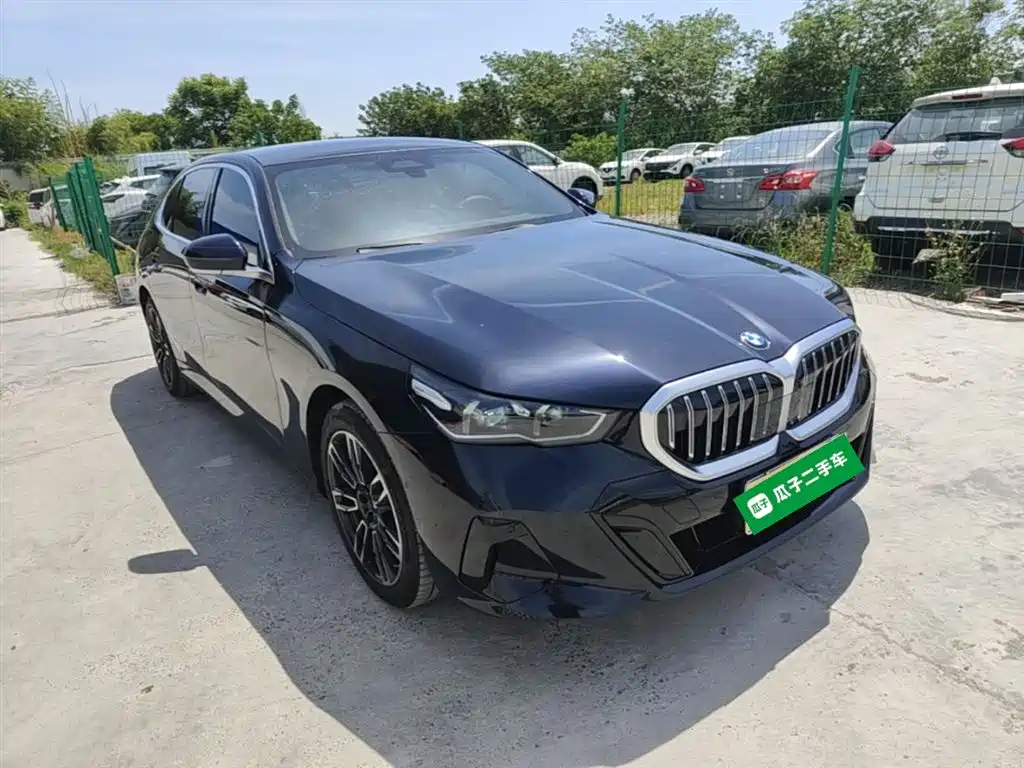 BMW 5 Series 2026 530Li Leading M Sport Package фото 4