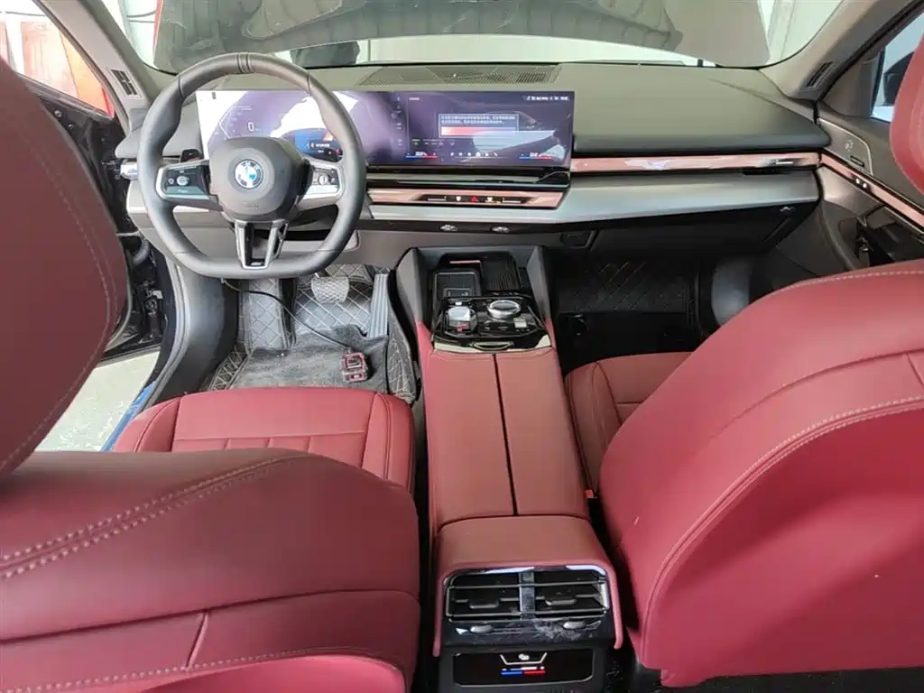 BMW 5 Series 2026 530Li Leading M Sport Package фото 10