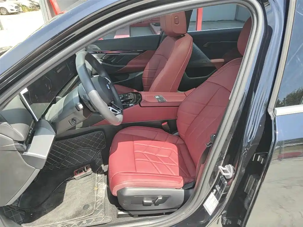 BMW 5 Series 2026 530Li Leading M Sport Package фото 15