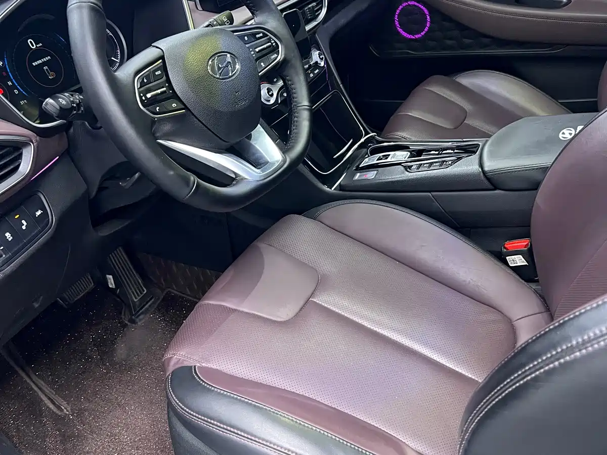 Photo 5 - Hyundai Santa Fe