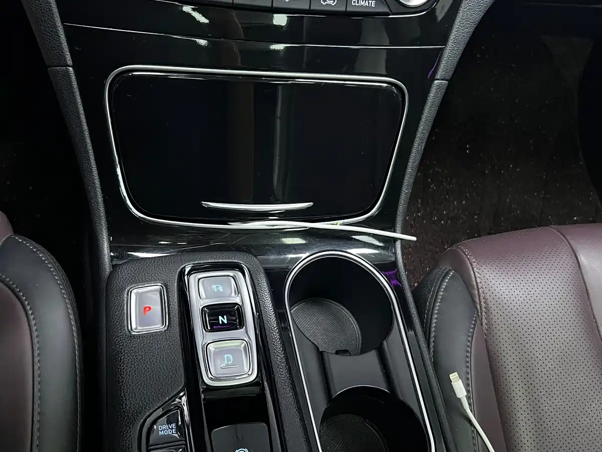 Photo 6 - Hyundai Santa Fe