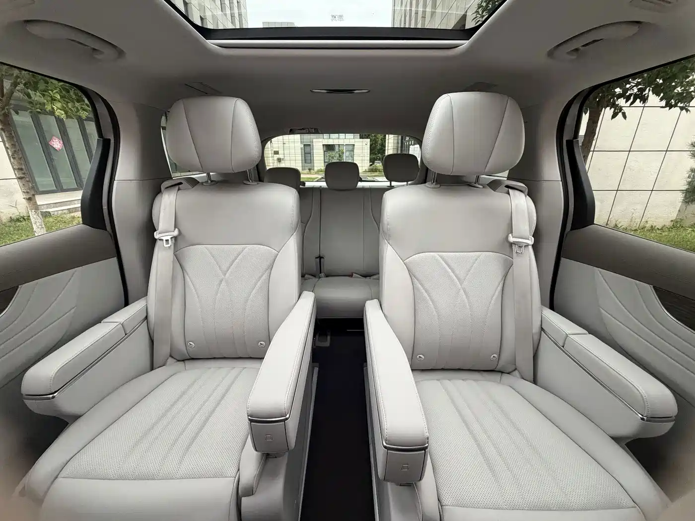 Roewe iMAX8 EV 2025 2026 1.5T DMH High-End Edition