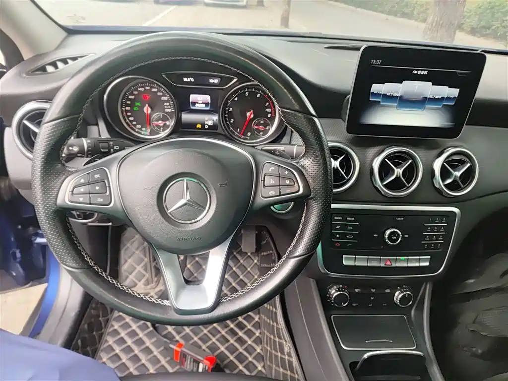 Mercedes-Benz GLA 2018 GLA 200 Dynamic фото 8