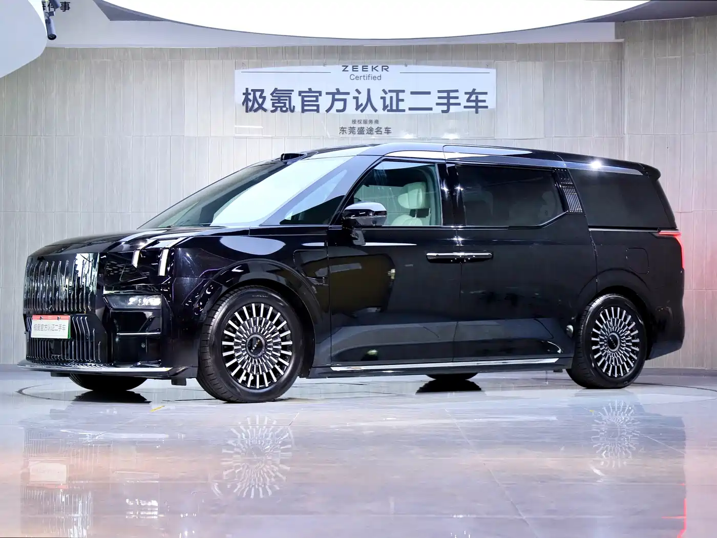 ZEEKR 009 2025 2024 6-seat Executive AWD 108kWh