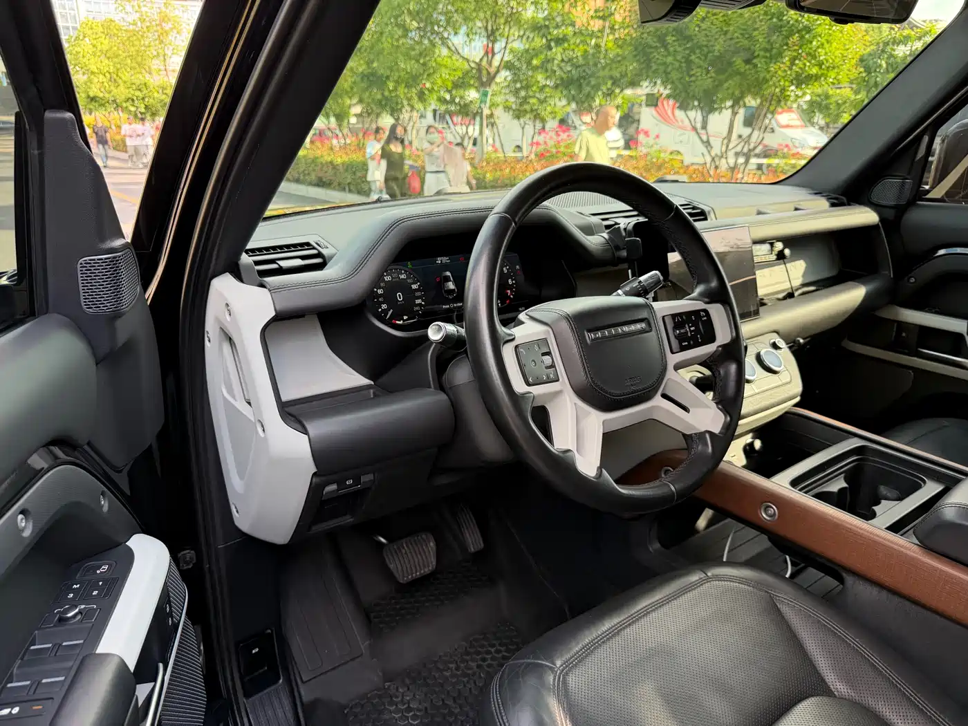 Land Rover Defender 2021 110 P400 Dark Special Edition фото 7