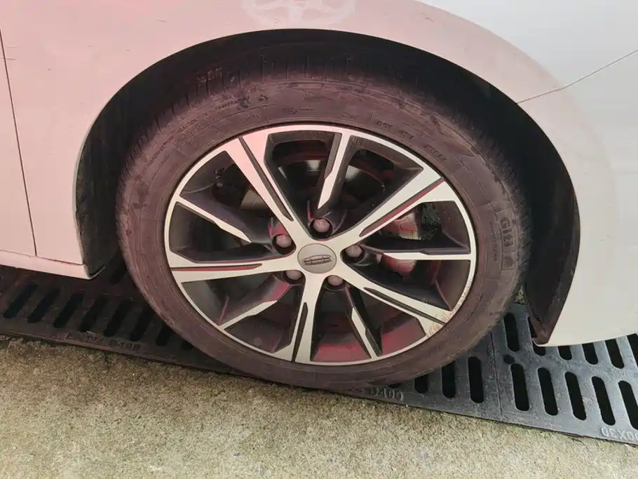 Фото 6 - Geely Emgrand