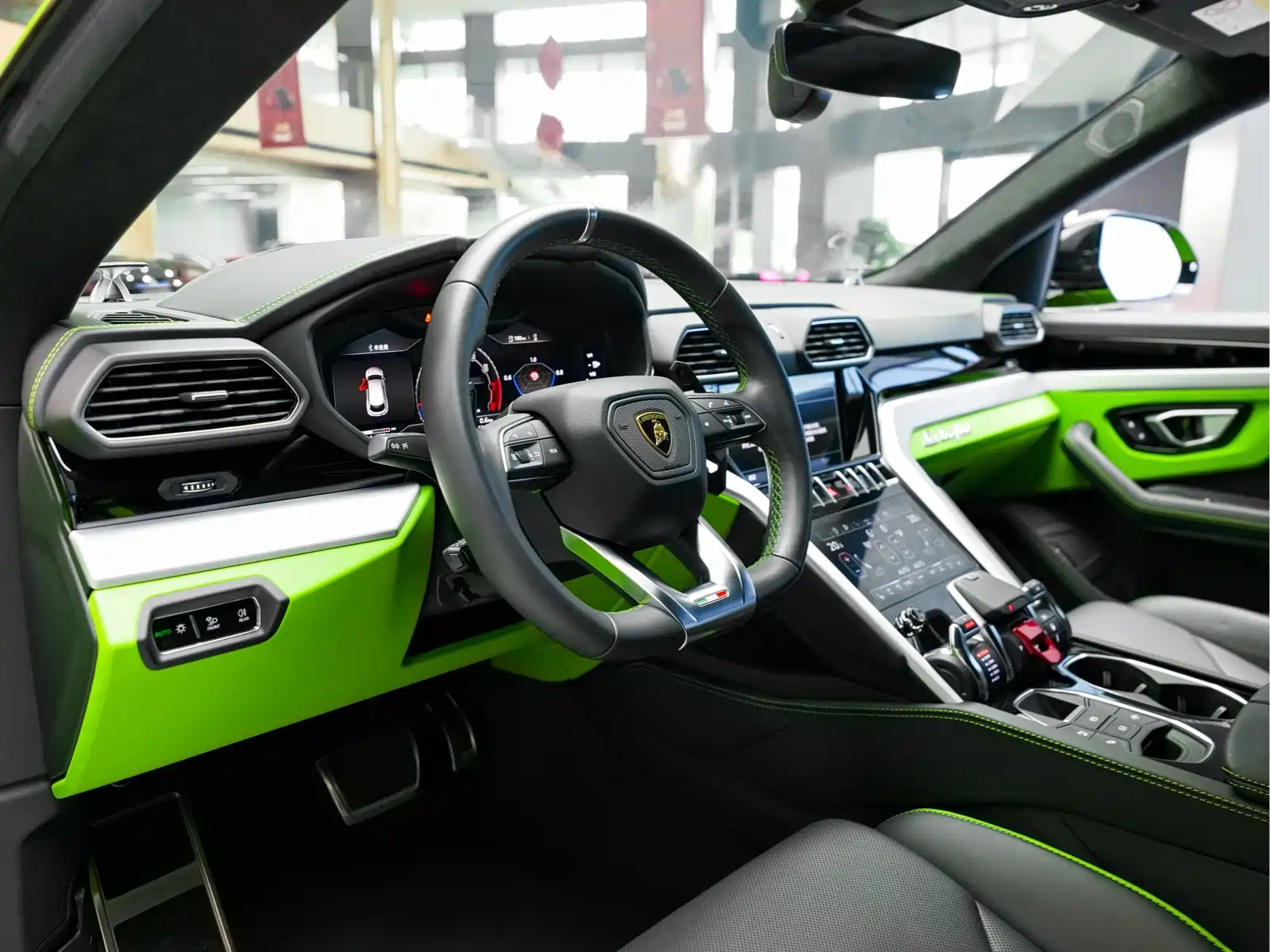 Фото 10 - Lamborghini Urus