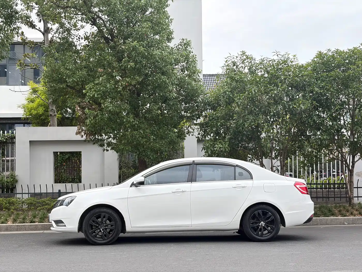 Geely Emgrand 2016 2016 Sedan 1.5L Manual Up Version