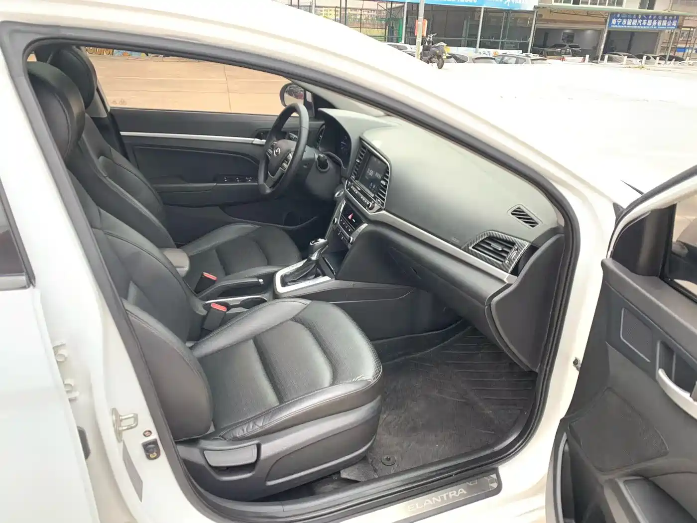 Hyundai Elantra 2016 1.6L Auto Smart·Luxury Edition фото 8