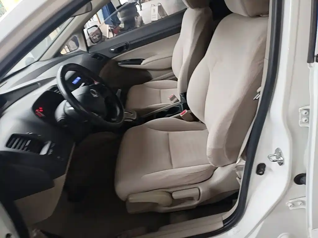 CIIMO CIIMO 2015 2015 1.8L Automatic Comfort Edition