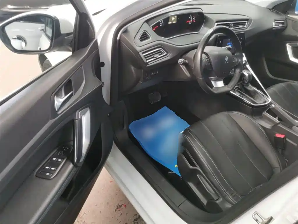 Peugeot 308 2018 1.6L Auto Luxury Edition фото 16