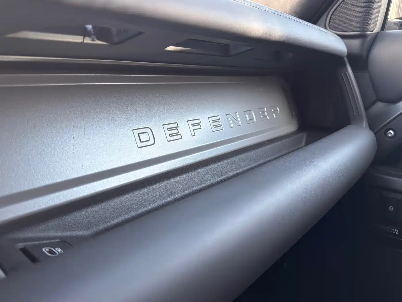 Land Rover Defender 2025 110 3.0T P400 X фото 16