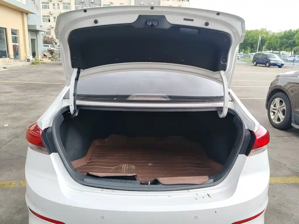 Фото 19 - Hyundai Elantra