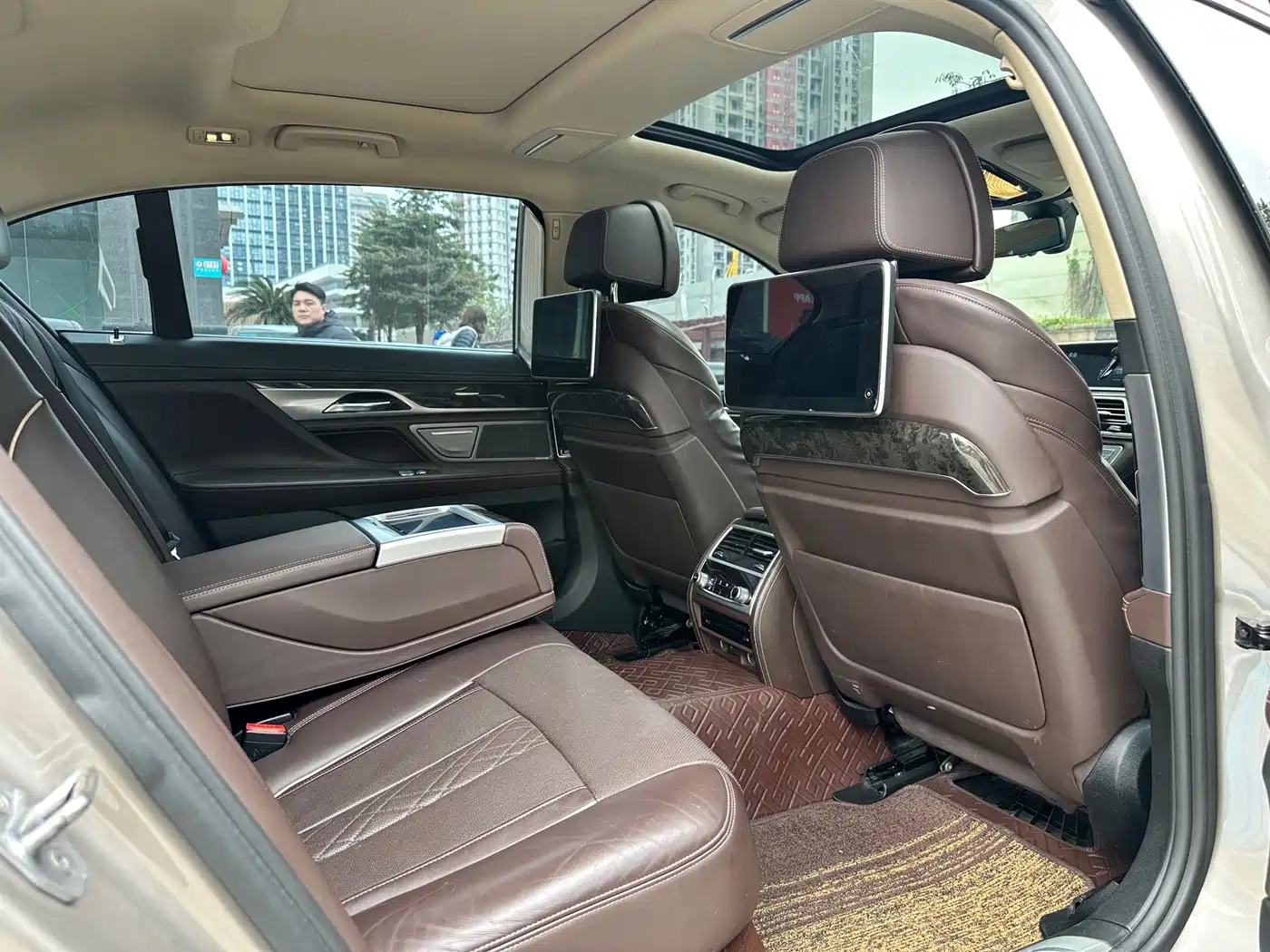 BMW 7 Series 2017 740Li Leading Edition фото 8