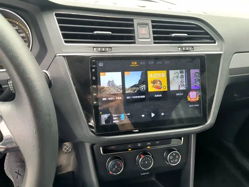 Photo 13 - Volkswagen Tiguan L