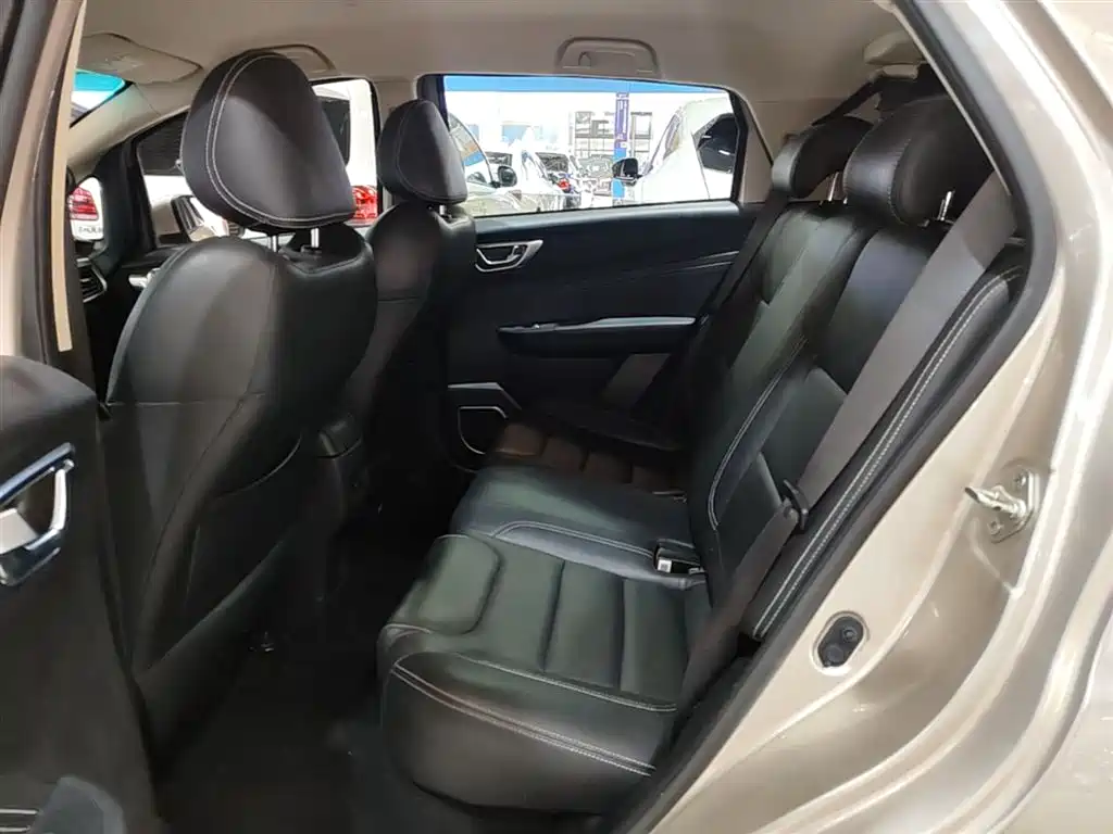 Фото 17 - Geely Vision X3