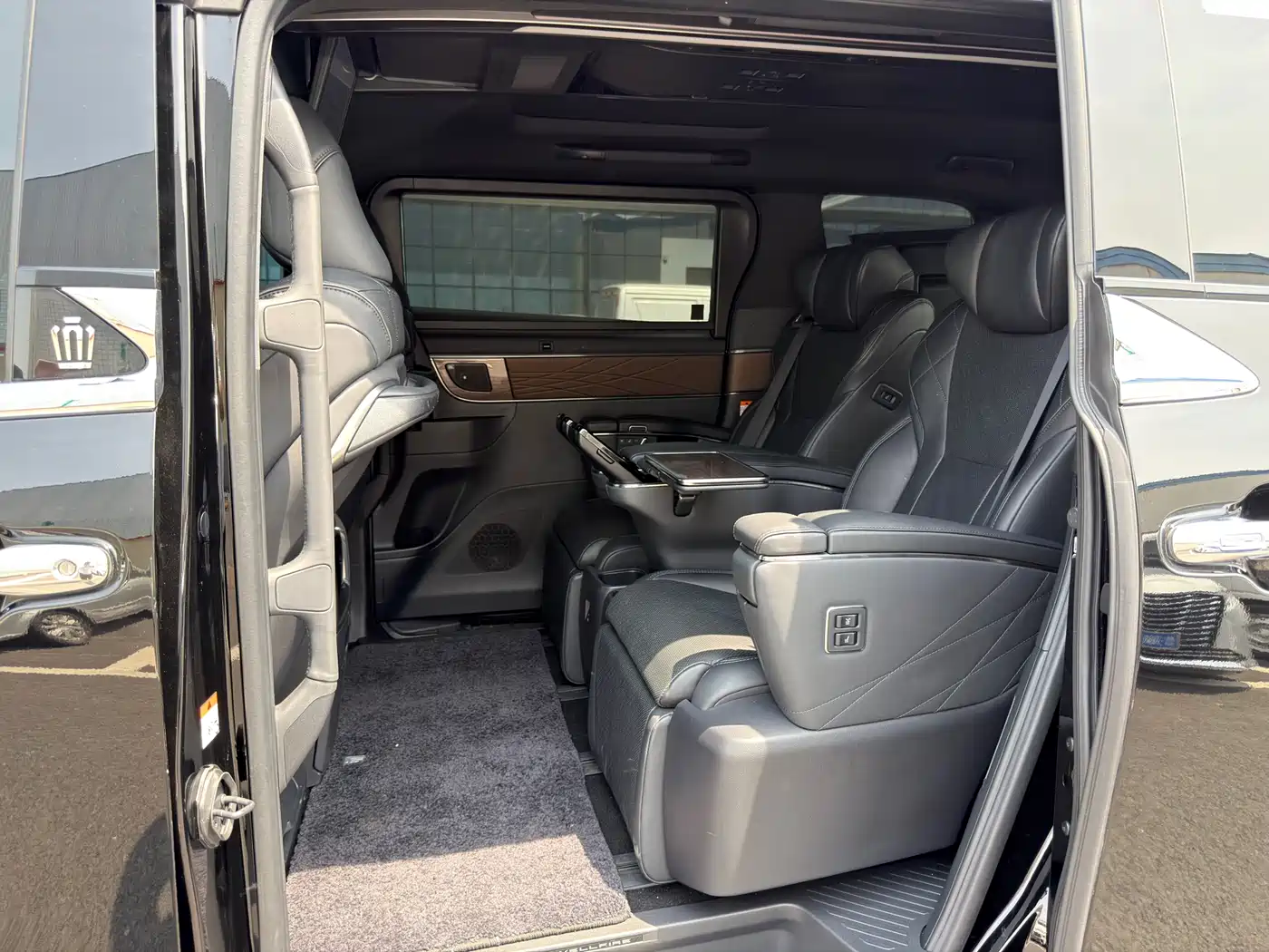 Toyota Vellfire 2024 Crown Hybrid 2.5L Executive Premium Edition фото 5