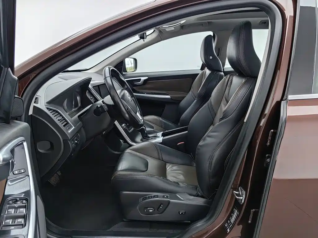 صورة 10 - Volvo XC60