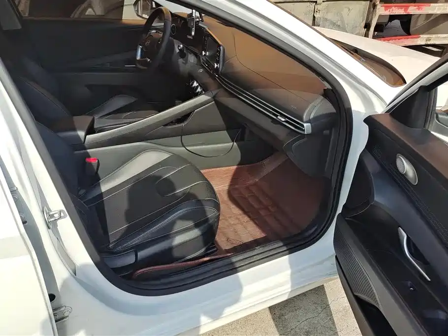 Hyundai Elantra 2023 1.5L CVT GLX Elite Edition фото 8