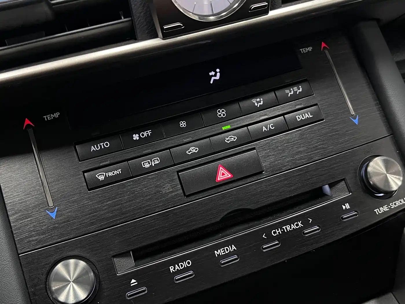 Lexus IS 2017 300 Leading Edition фото 36