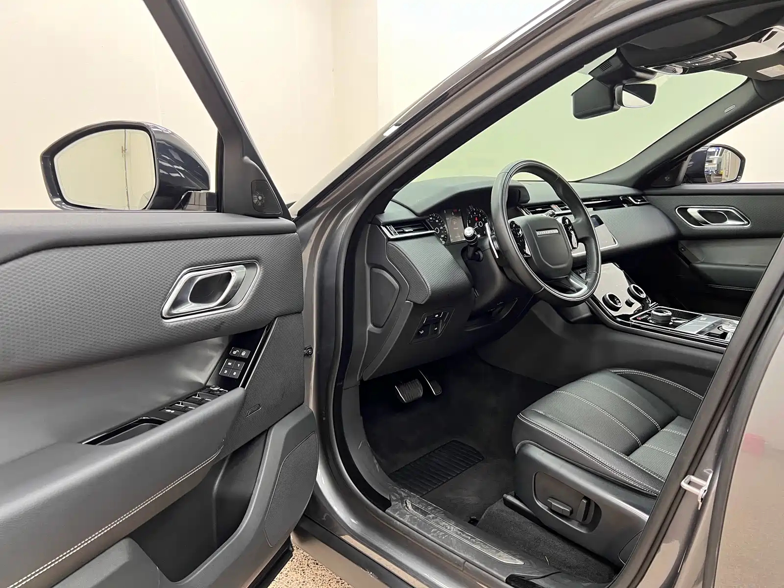 Фото 8 - Land Rover Range Rover Velar