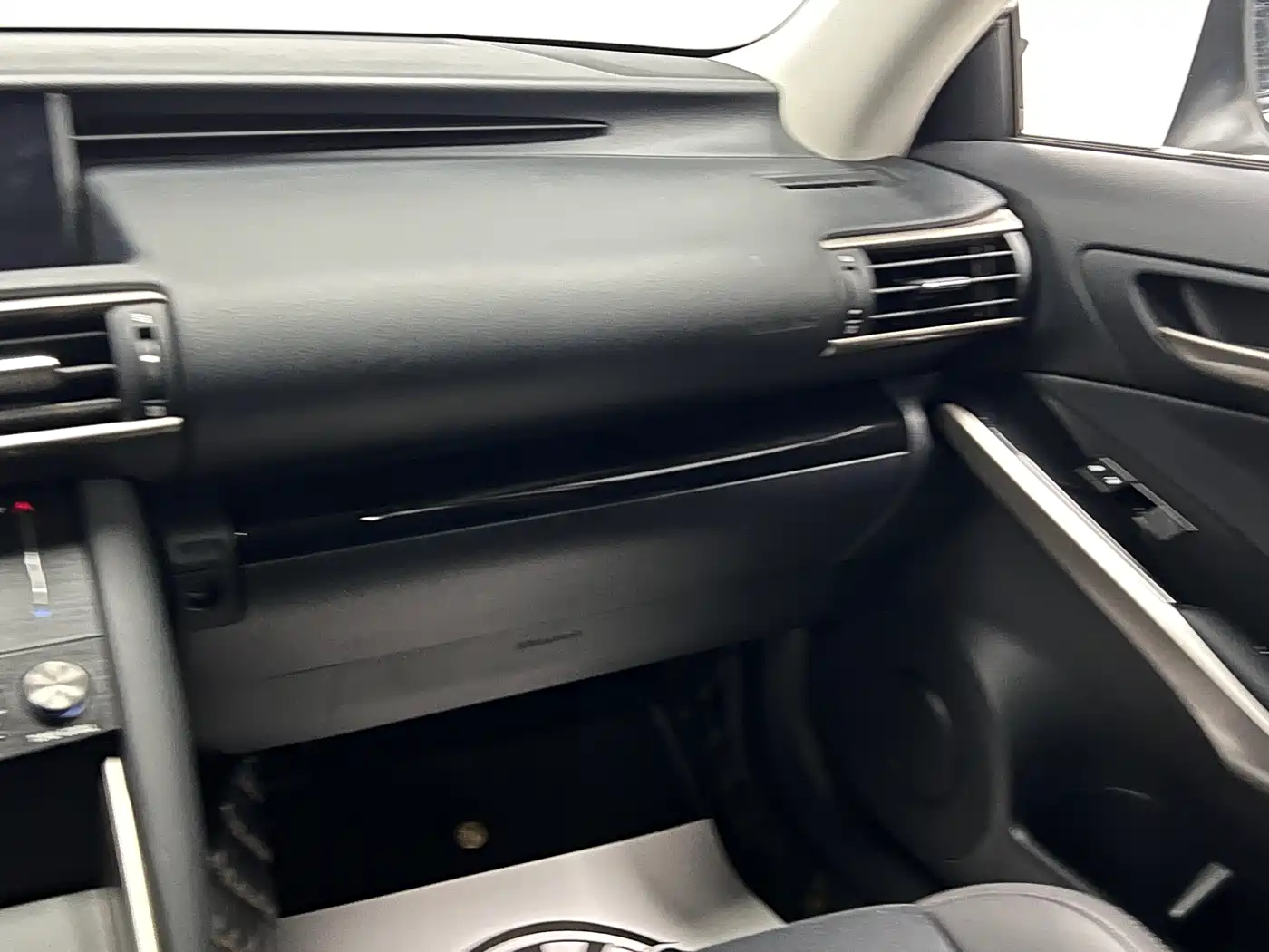 Lexus IS 2017 300 Leading Edition фото 28