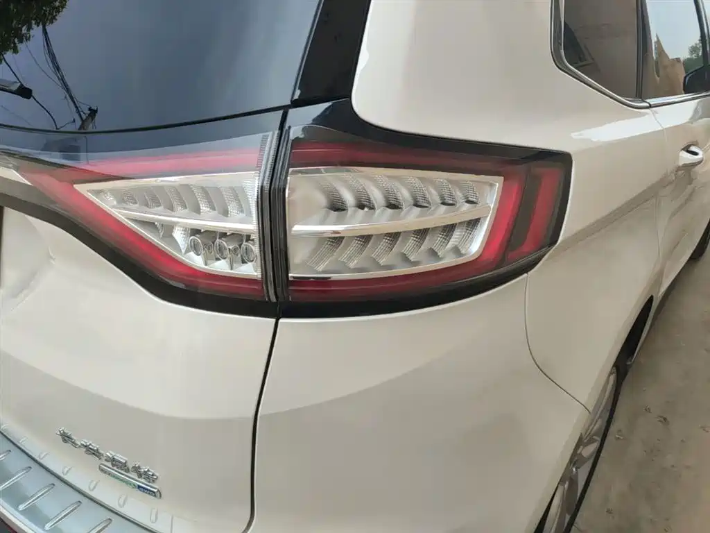Фото 8 - Ford Edge