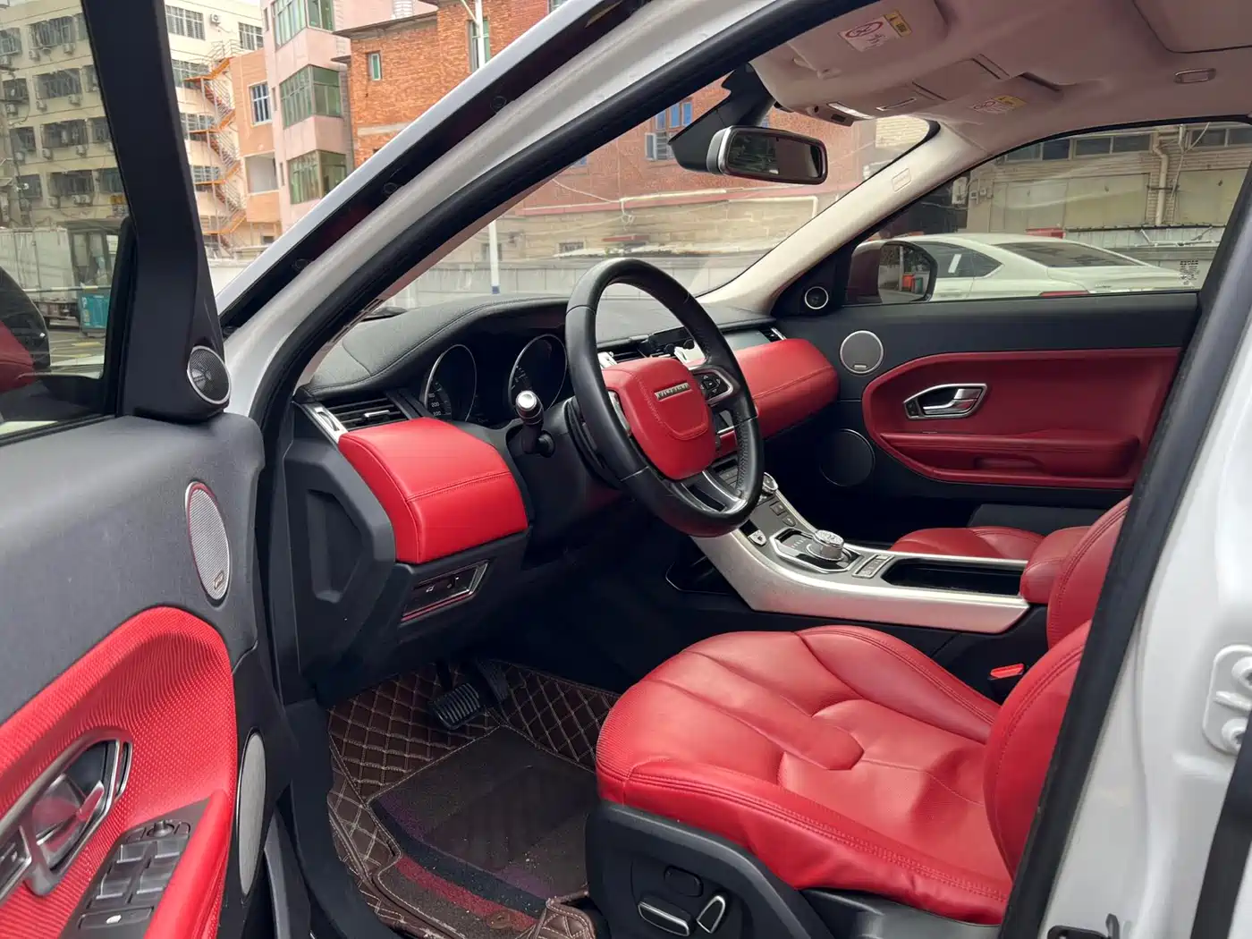 Land Rover Range Rover Evoque 2015 2.0T 5-Door Intelligent Edition фото 4