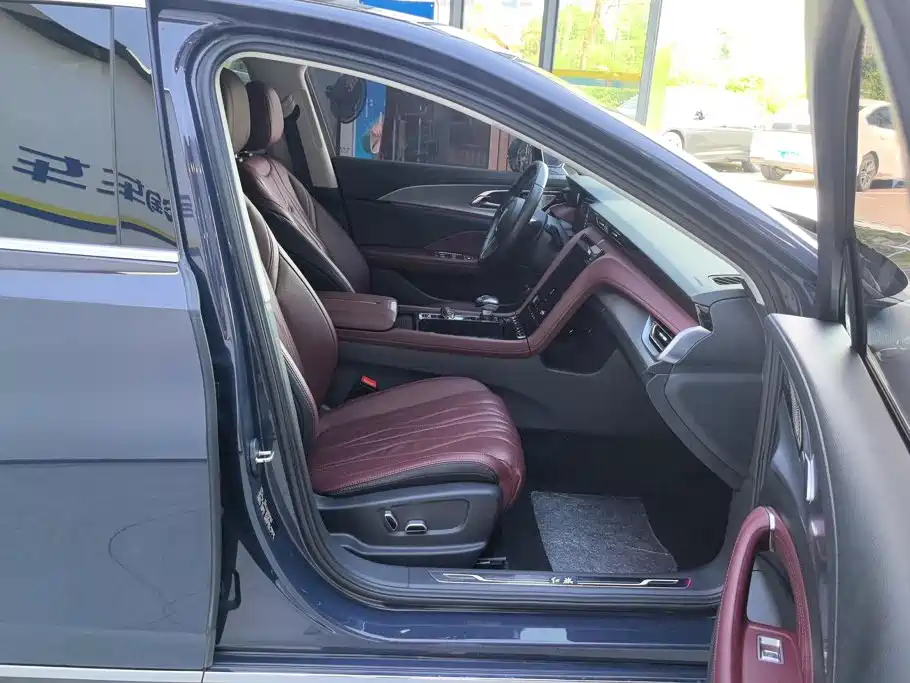 Фото 8 - Hongqi H5