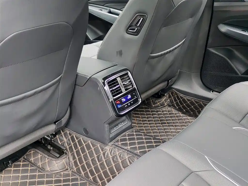 Volkswagen Passat 2024 380TSI Luxury фото 9